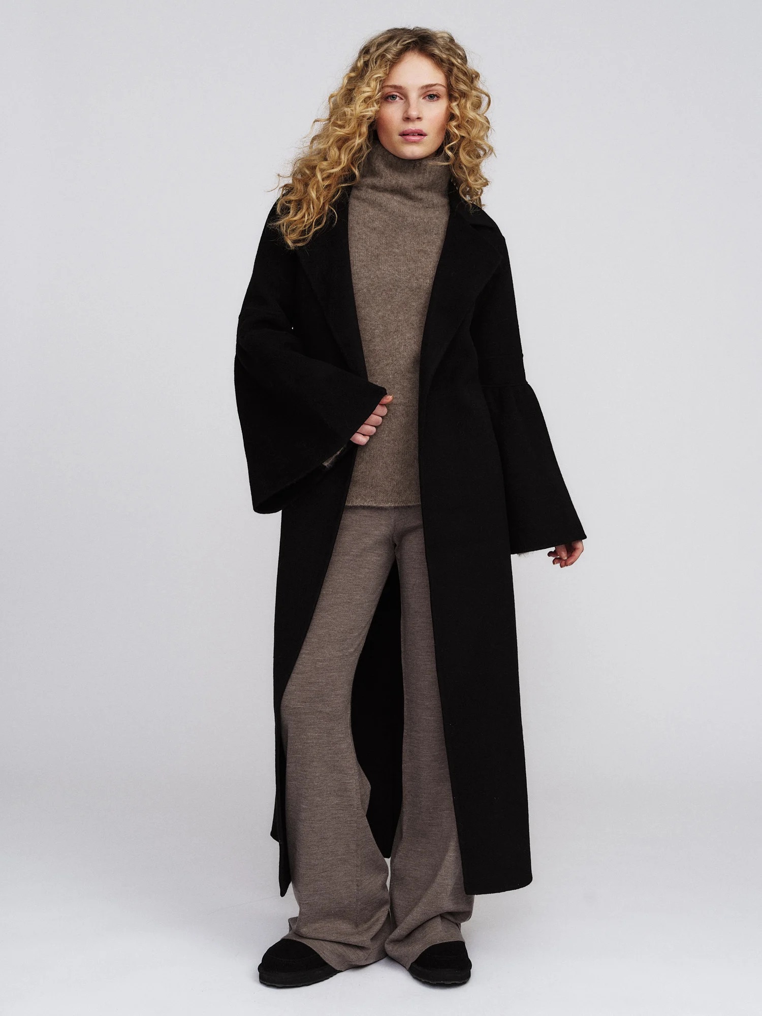 2766_9950addb50-nina-merino-pants_light-brown-fernanda-merino-sweater_light-brown-juni-coat_black-zoom